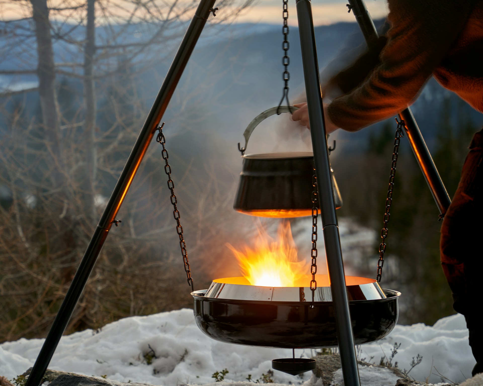 Un brasero moderne au dessus duquel une casserole est accrochée