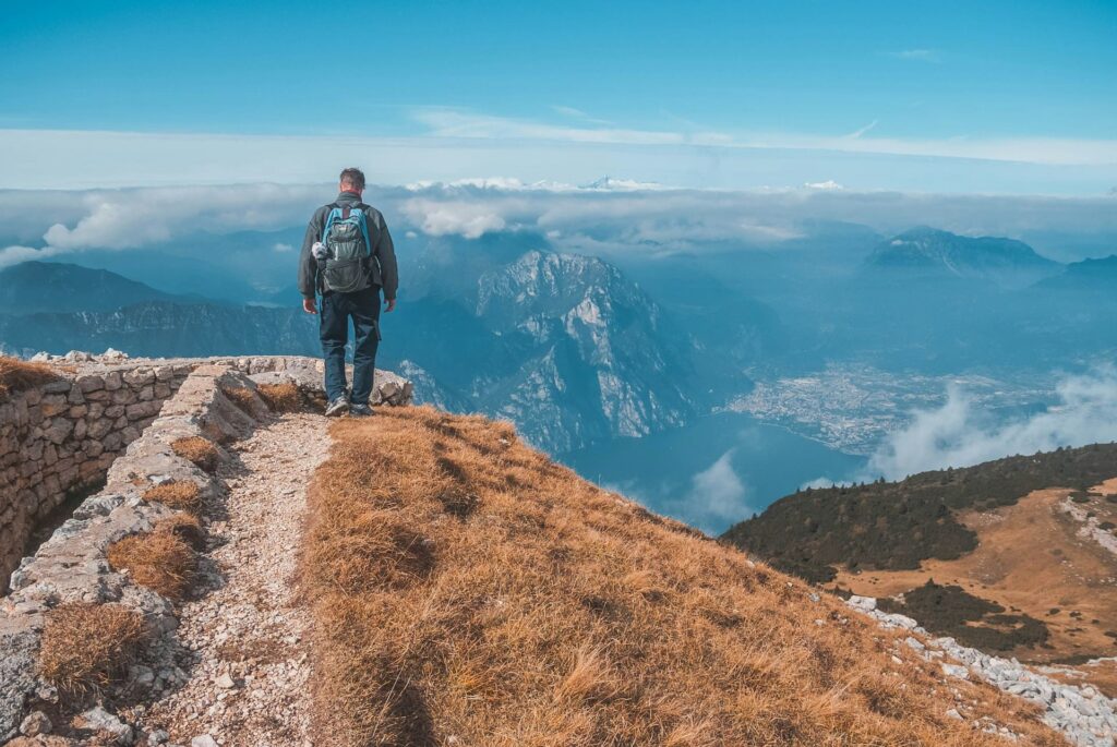 Un homme contemple la montagne en contrebas