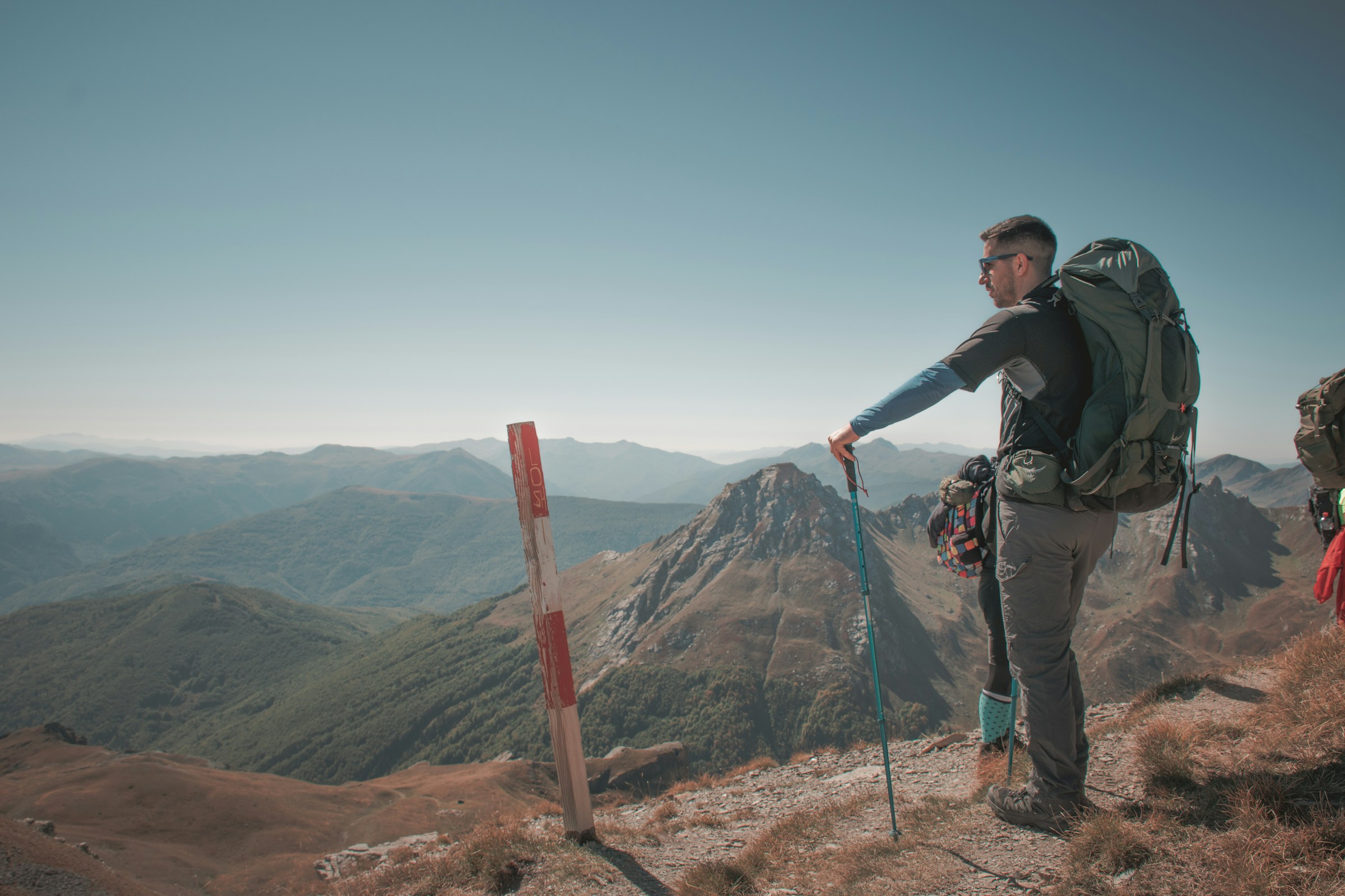 Lucas est en arrêt sur un chemin et regarde l'horizon