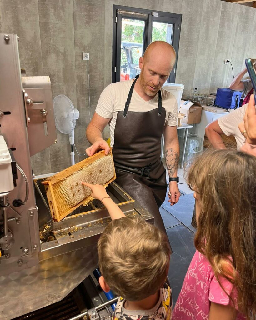 Le propriétaire des ruchers de Noé